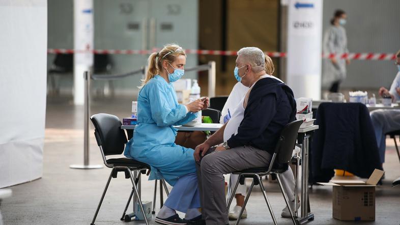 Z drugim odmerkom Astrazenece nima smisla hiteti