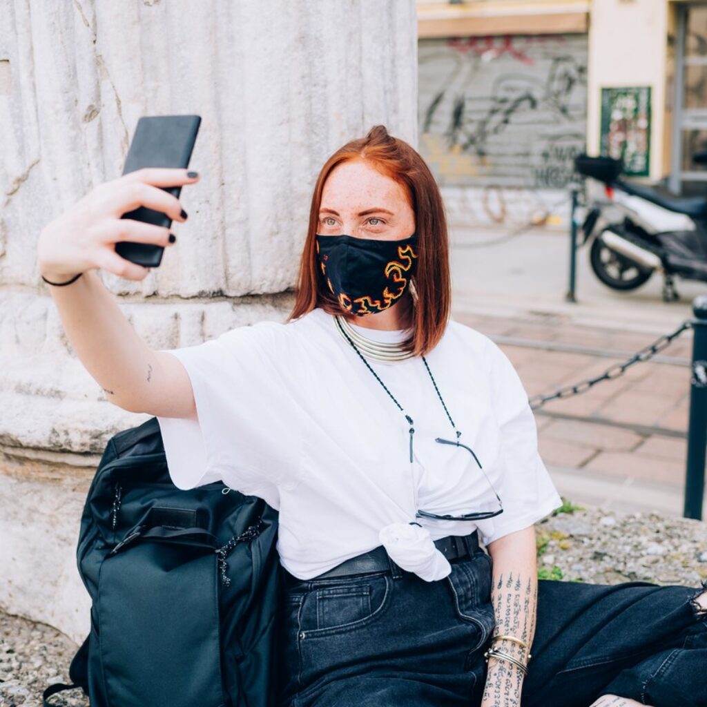 Na aplikacijah za zmenke odslej dovoljen le en selfie z masko!