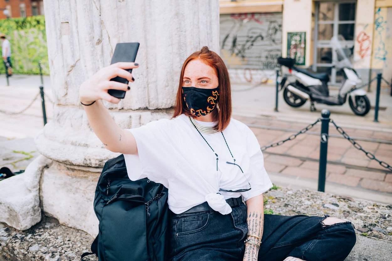 Na aplikacijah za zmenke odslej dovoljen le en selfie z masko!