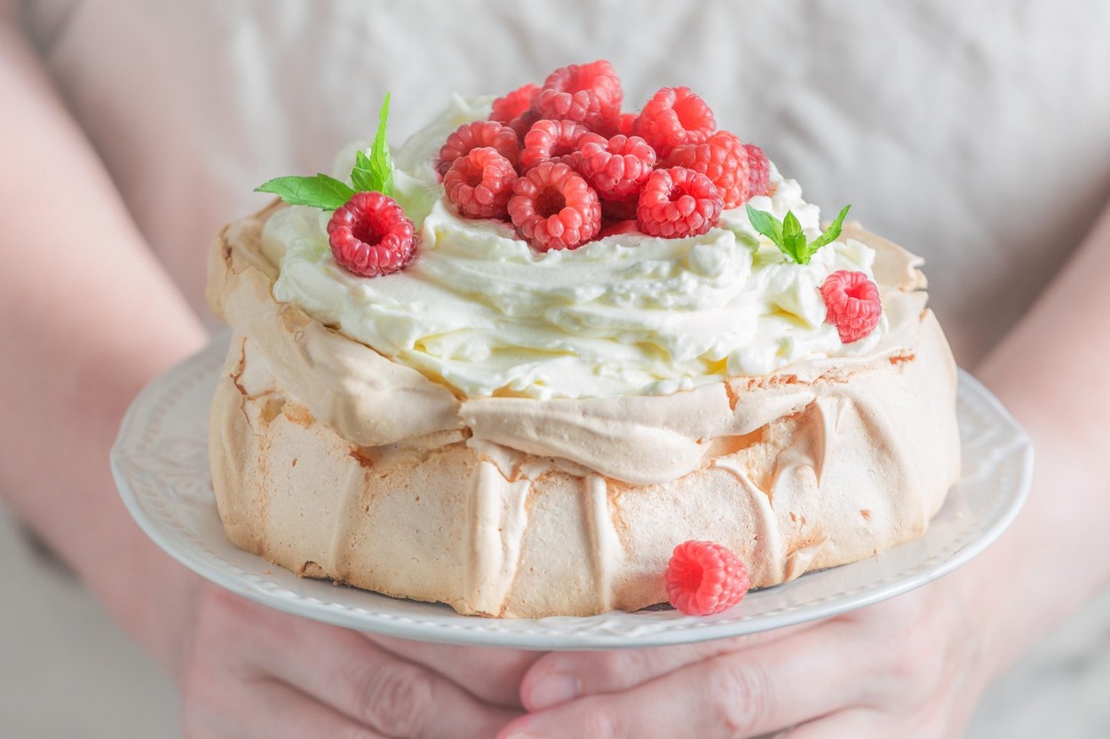 Poletna Pavlova je idealna sladica za vroče dni