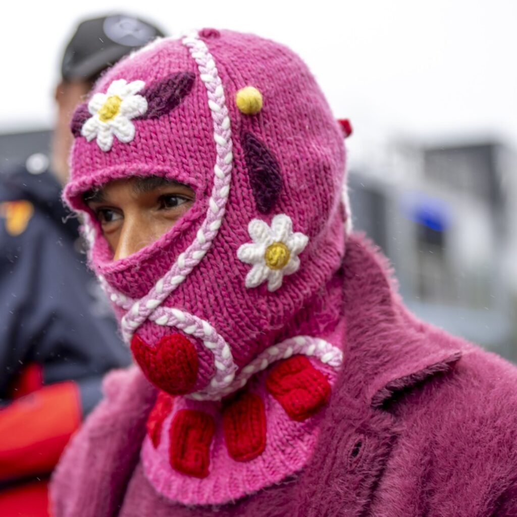 Le kaj ima na glavi?! Dirkač Formule 1 šokiral z rožnato masko.