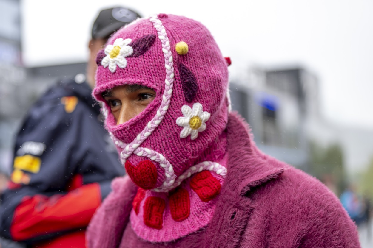 Le kaj ima na glavi?! Dirkač Formule 1 šokiral z rožnato masko.