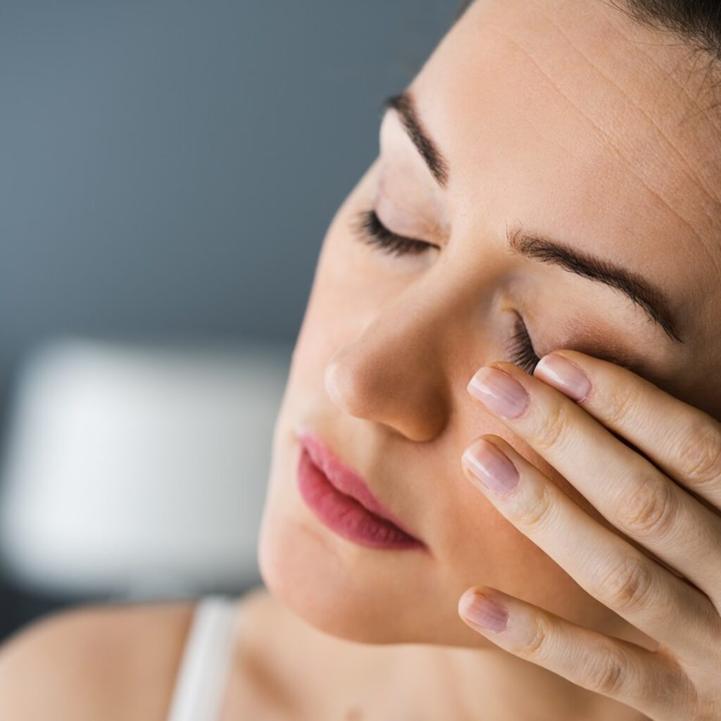 Študija pokazala: če ste čez dan zaspani, imate za 20 % večje tveganje za težave z očmi