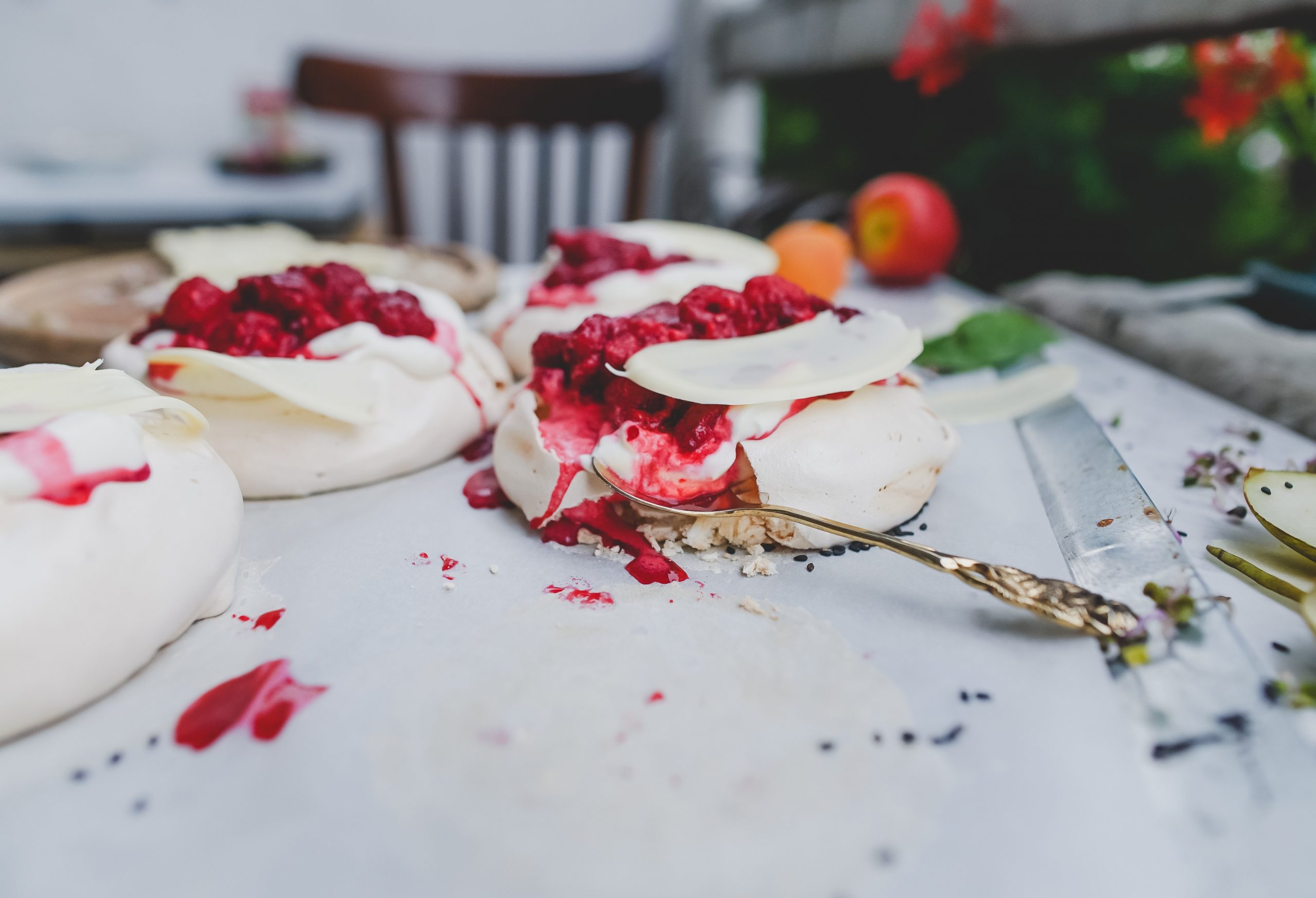 Hitra poletna torta iz malin, ki je za prste obliznit