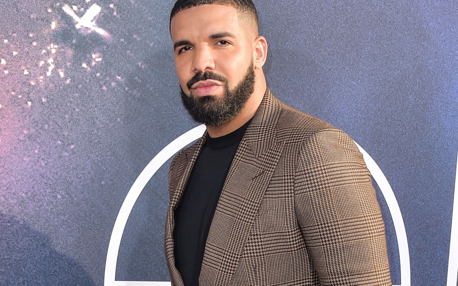 Drake brani svojo roza manikuro: “Svet je homofobičen!”