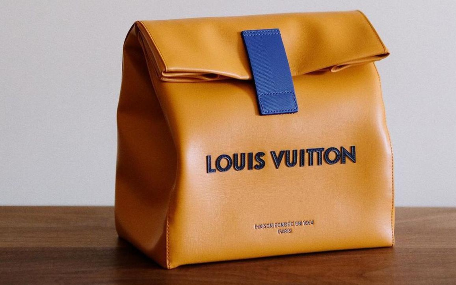 Louis Vuitton šokiral s torbo za sendvič za 3 tisoč evrov