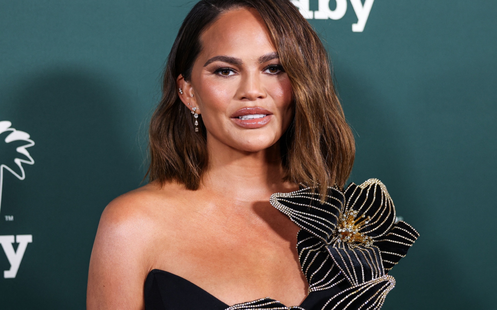 Chrissy Teigen razkrila, da si je trikrat operirala prsi