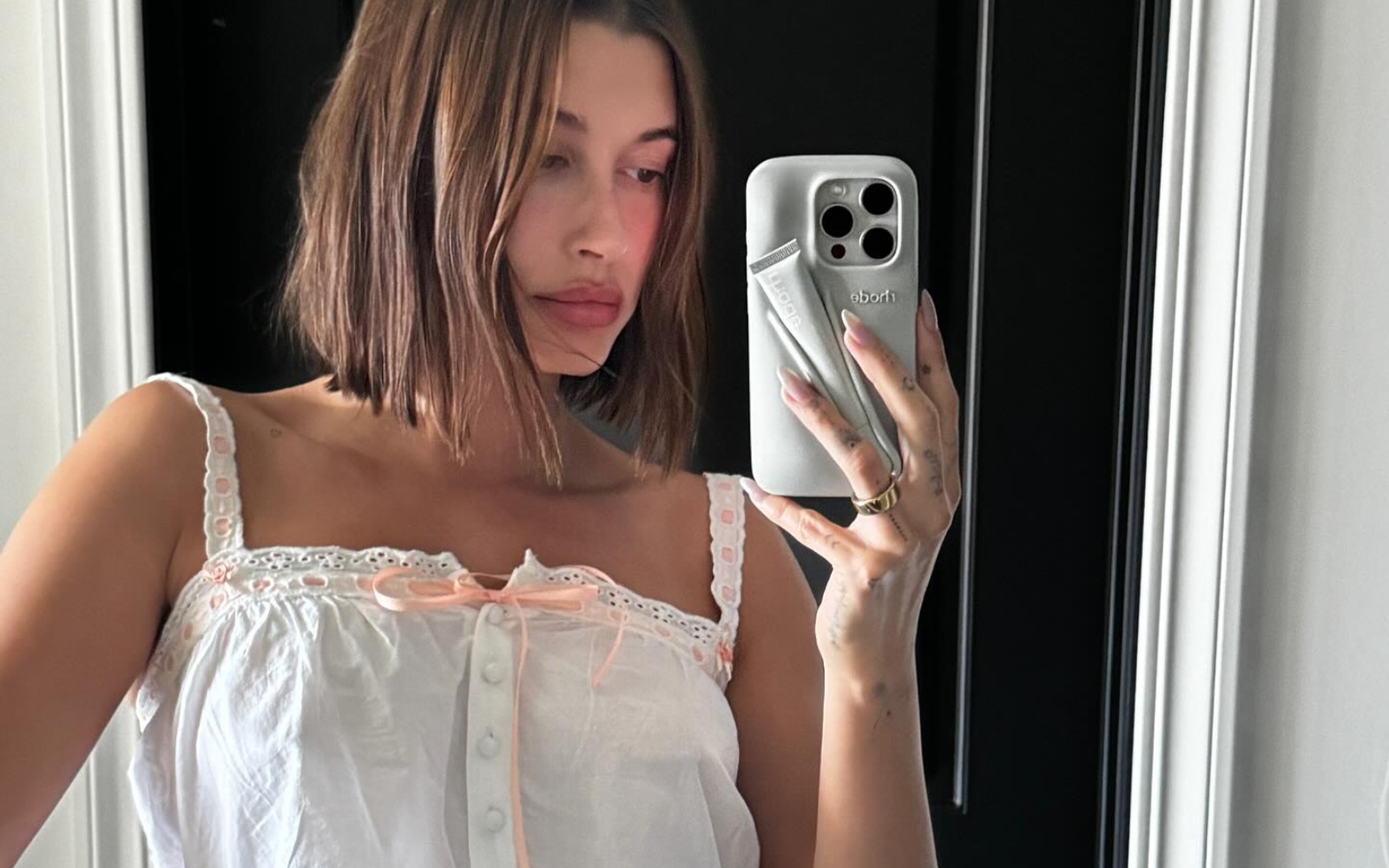 Genialna ideja Hailey Bieber: ovitek za telefon z bleščilom za ustnice