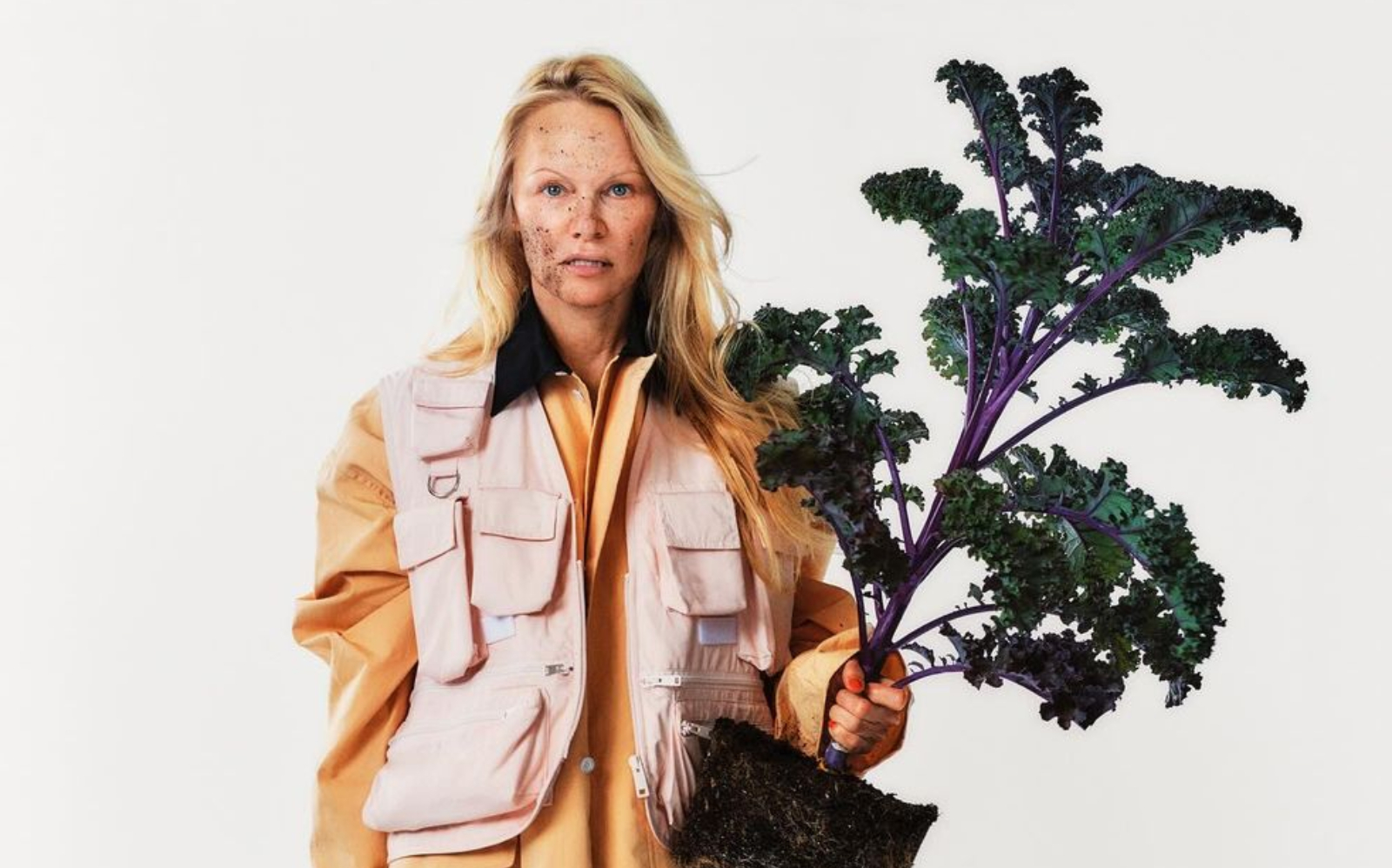 Pamela Anderson bo izdala vegansko kuharico