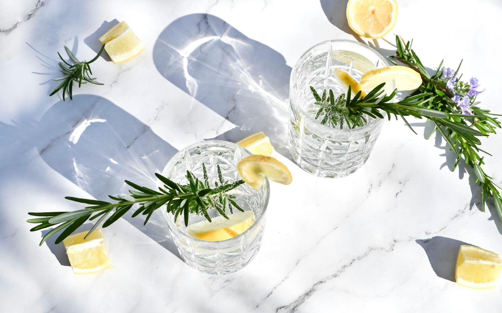 Gin tonic je dobil konkurenco: vin tonik bo pijača tega poletja