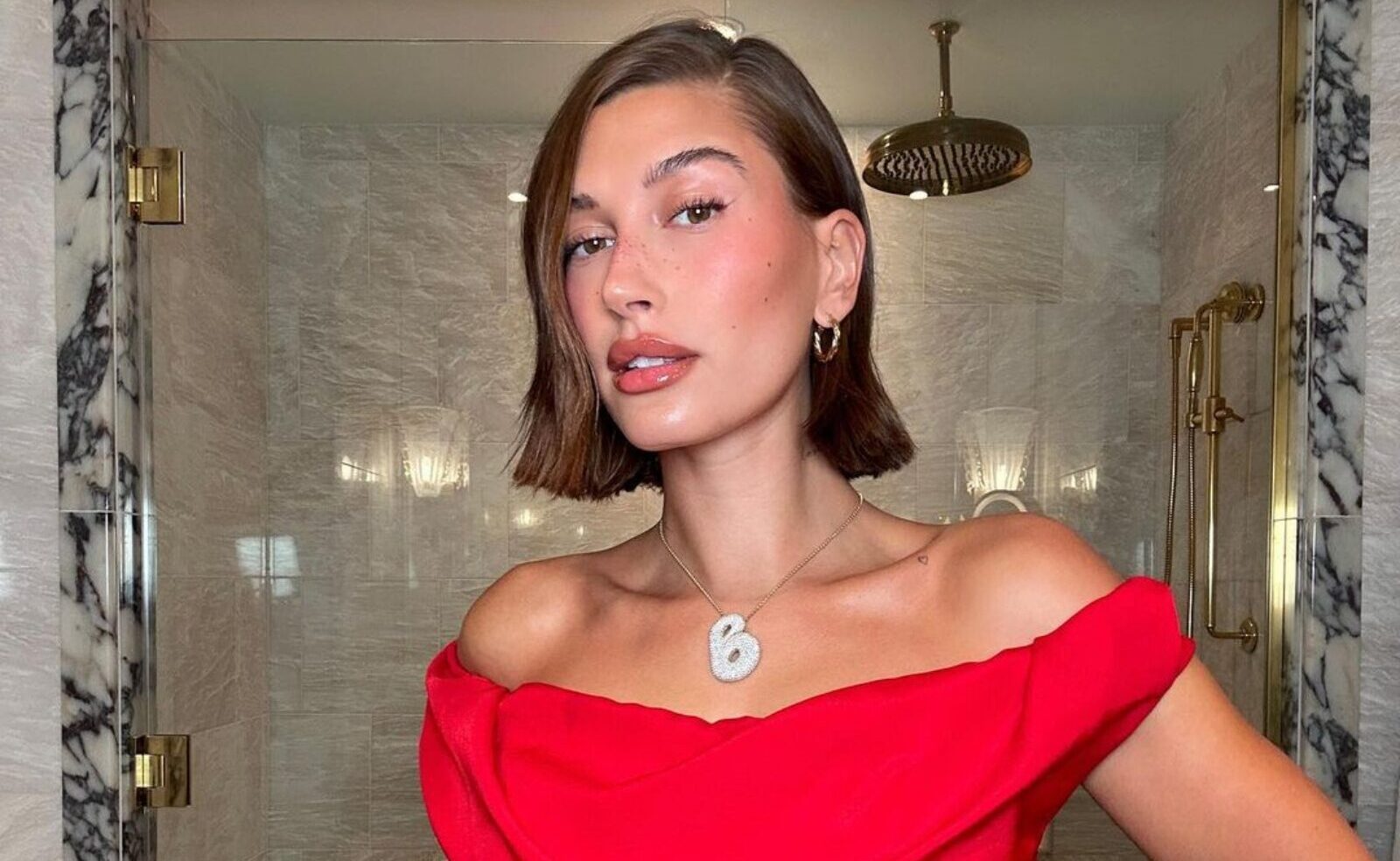 Hailey Bieber ima prikupno poletno manikiro, ki jo želimo posnemati