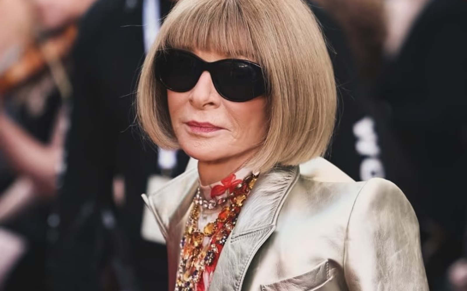 Anna Wintour je končno razkrila, zakaj nikoli ne sname svojih sončnih očal