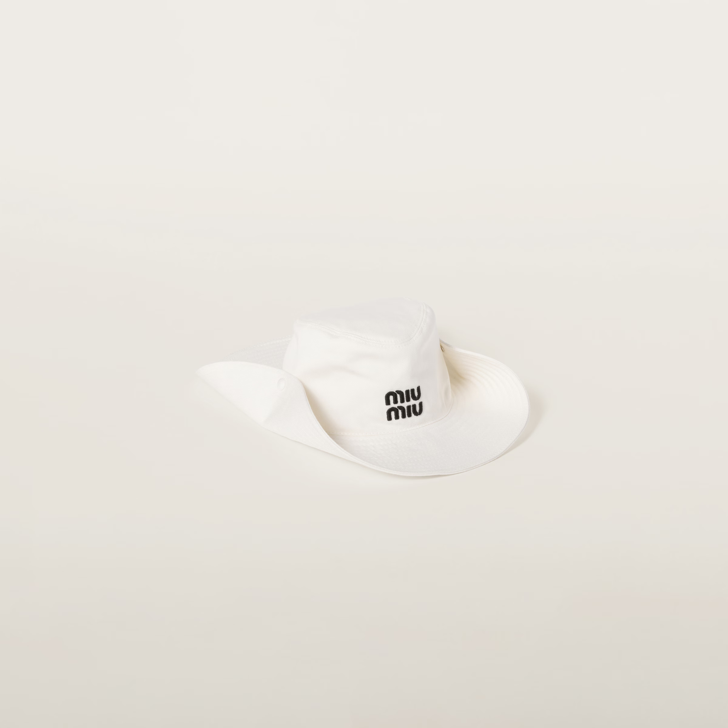 Viralen MiuMiu klobuk