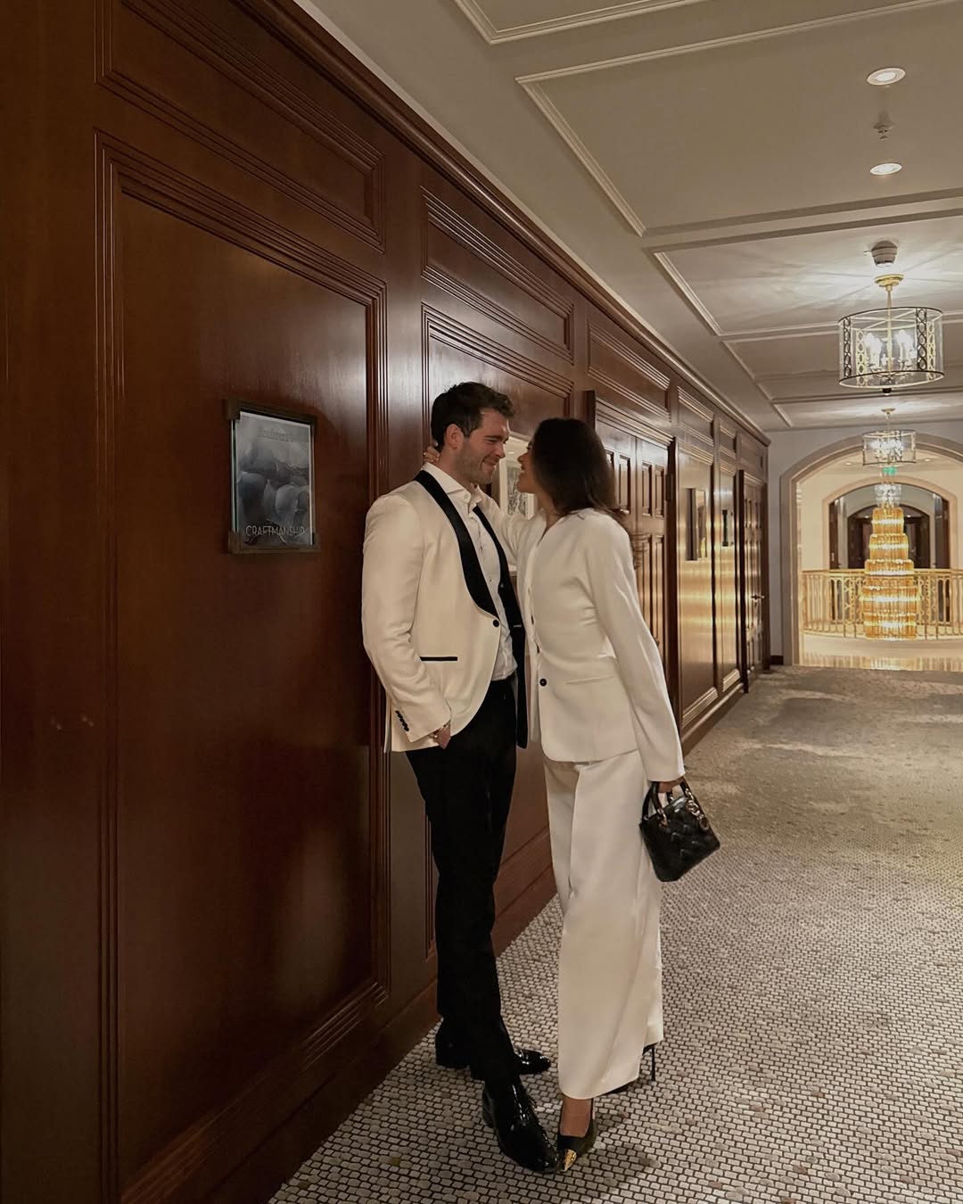 Modno urejen par v hotelu