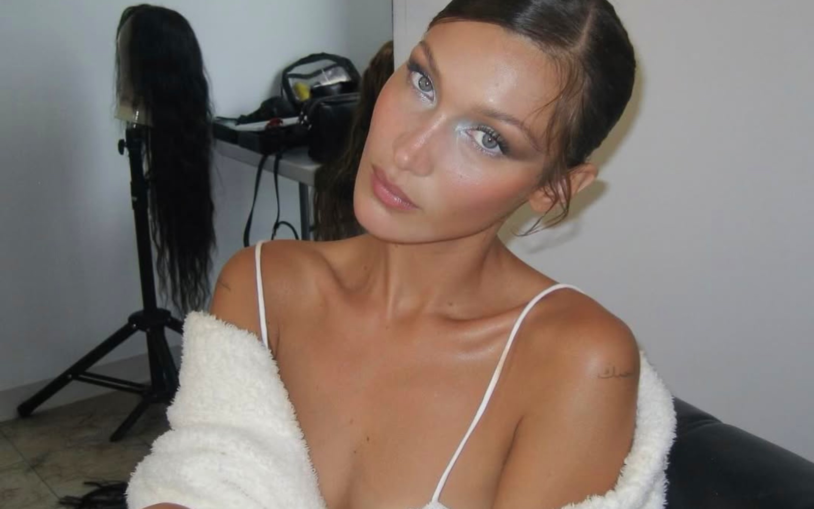 5 minutna makeup rutina Belle Hadid, ki jo lahko posnemate tudi vi