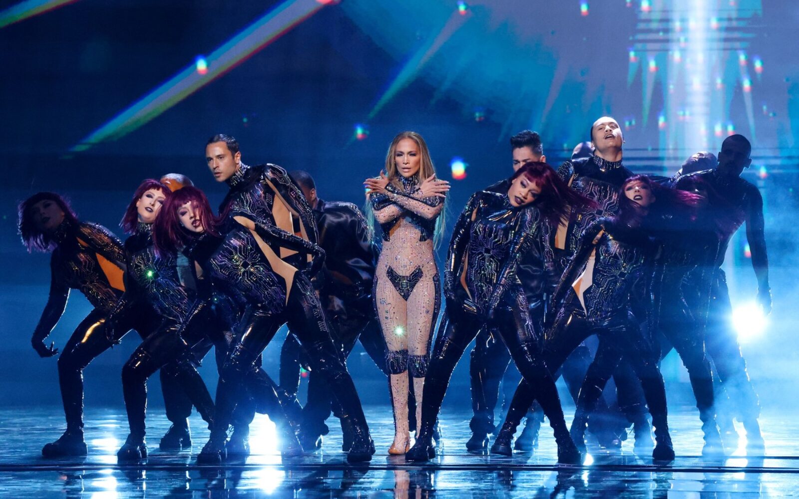 J. Lo na American Music Awards šokirala z oblekami in poljubom