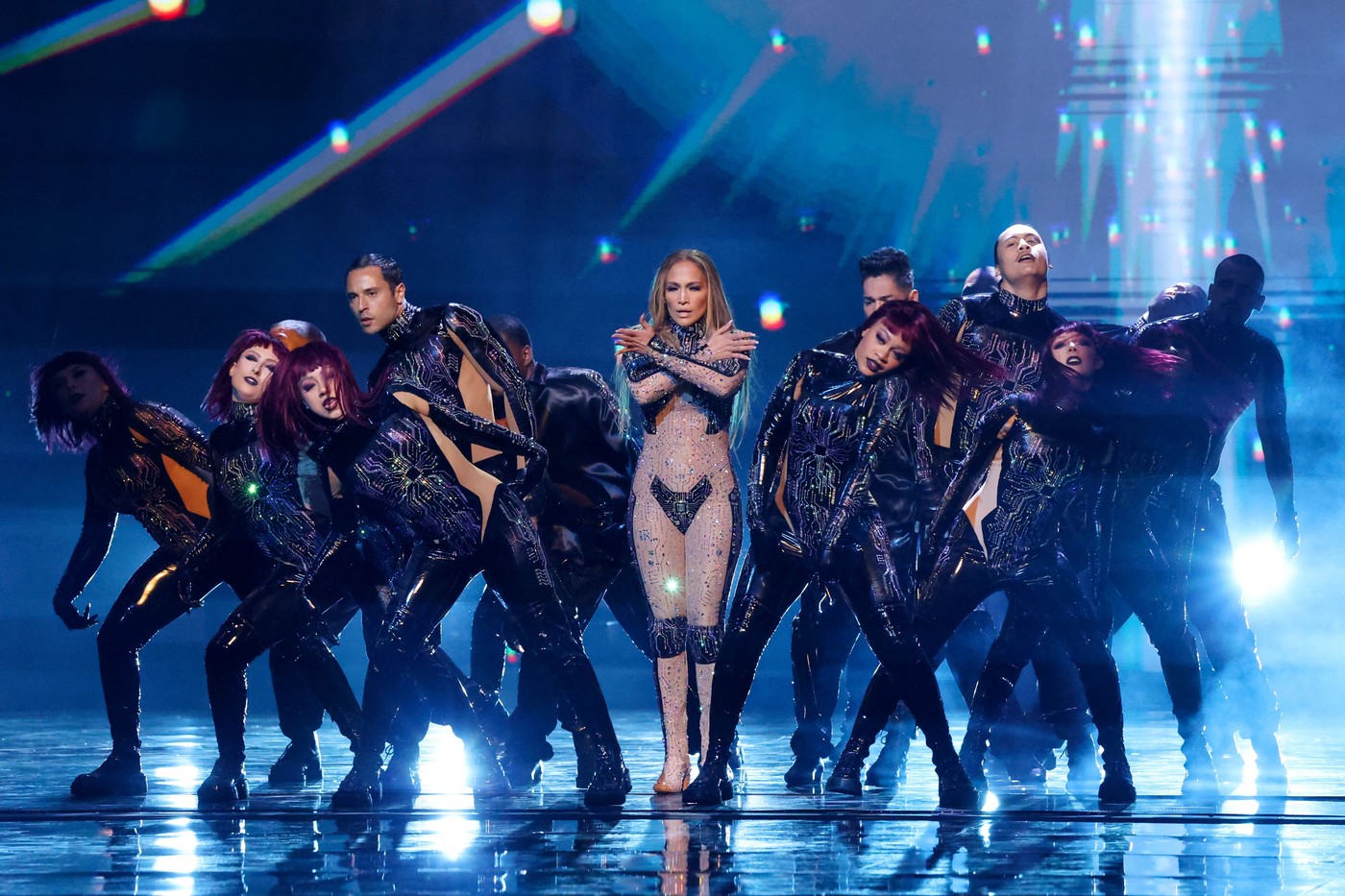 J. Lo na American Music Awards šokirala z oblekami in poljubom