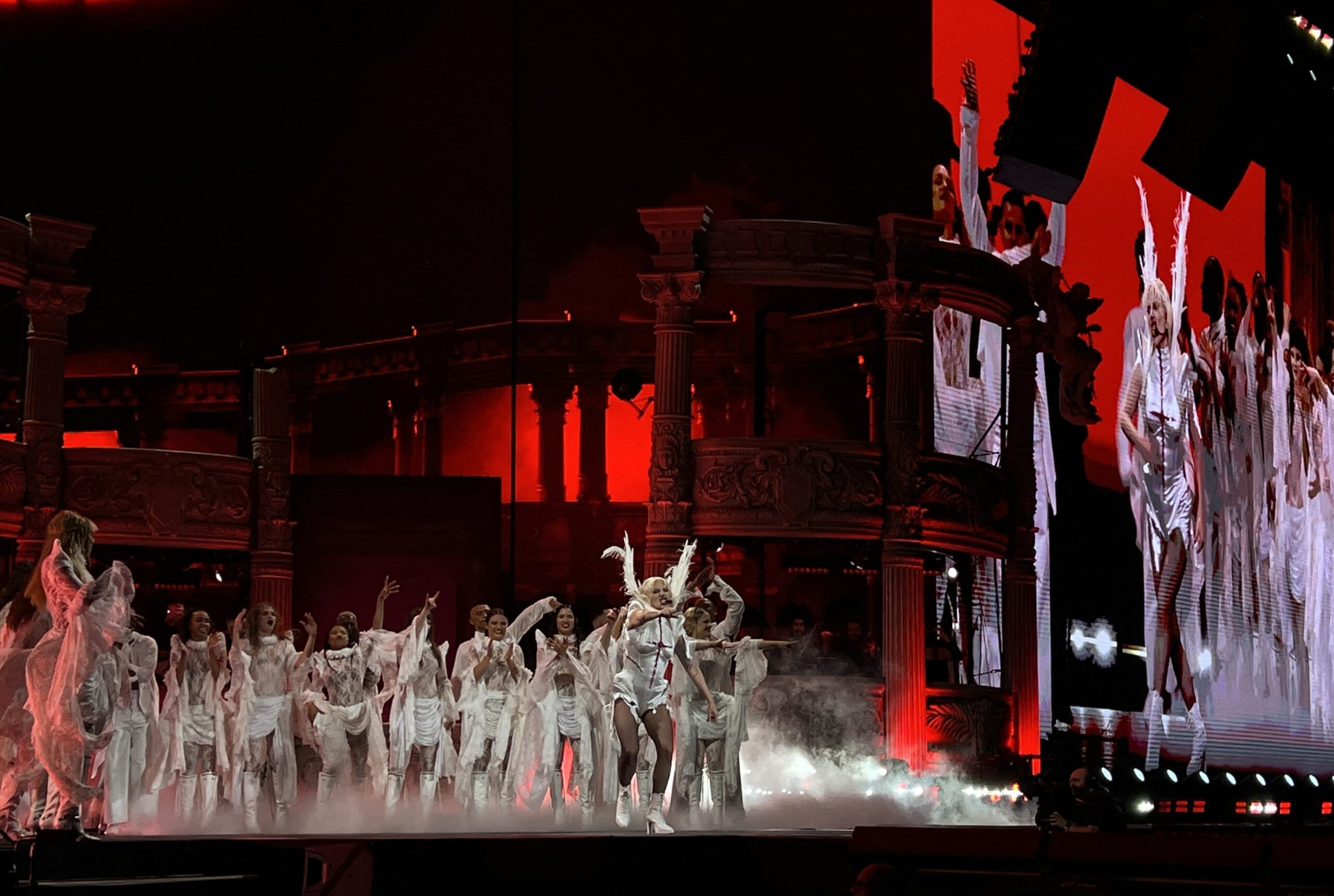 koncert lady gaga v Rio de janeiro, plesalci na odru v belih oblačilih