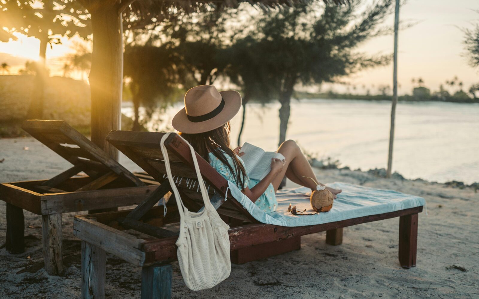 Našli smo 5 popolnih knjig za letošnje vroče poletje
