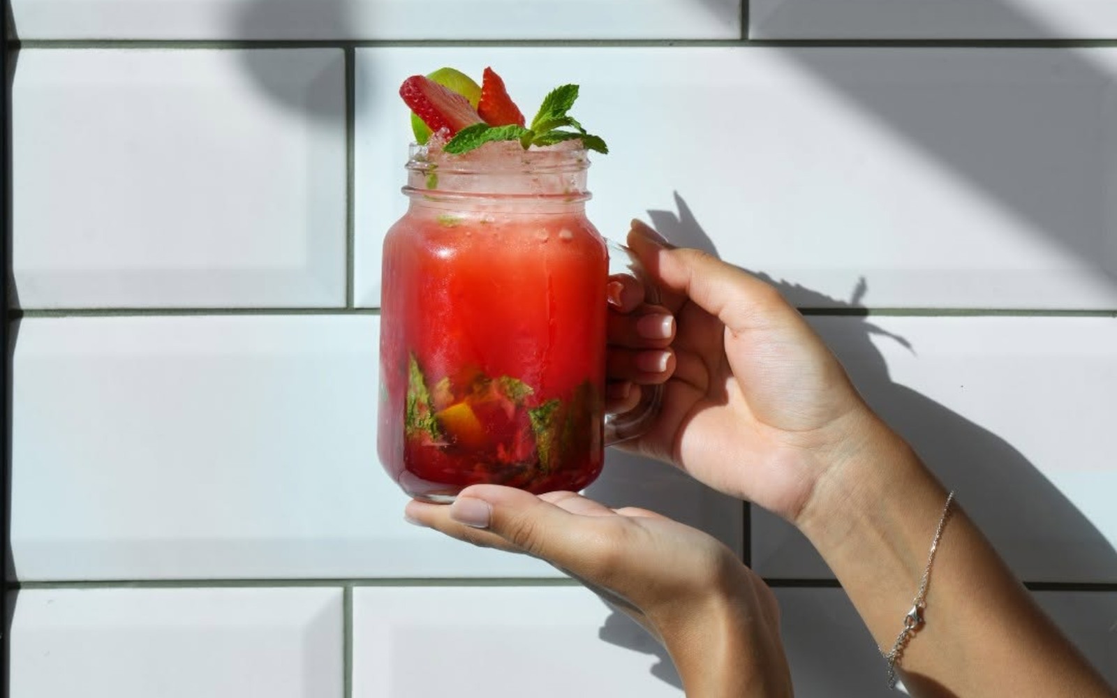 Recept za jagodni mojito, ki je popoln za poletne dni