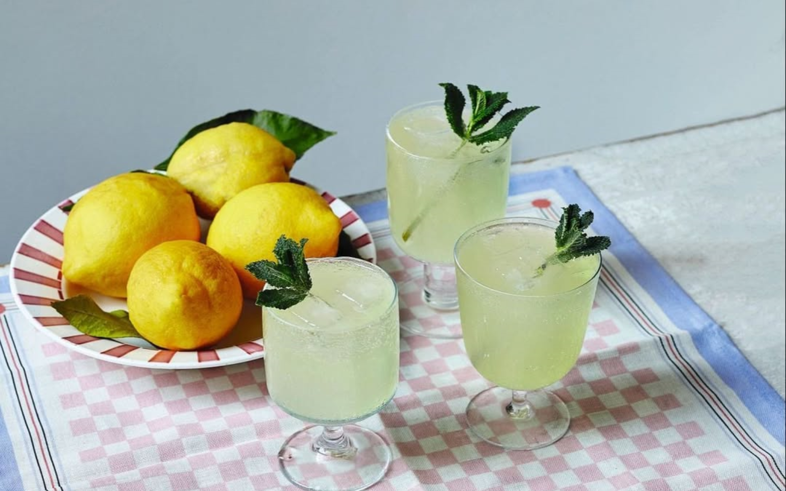 Recept za osvežilni limoncello spritz, ki je popoln za poletne dni