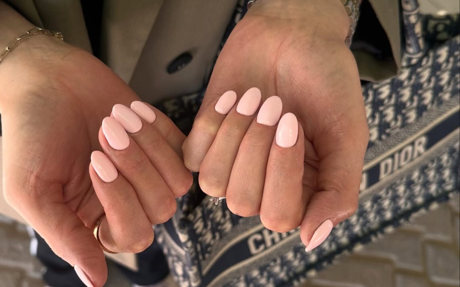 nohti z jagodno mlečno manikiro