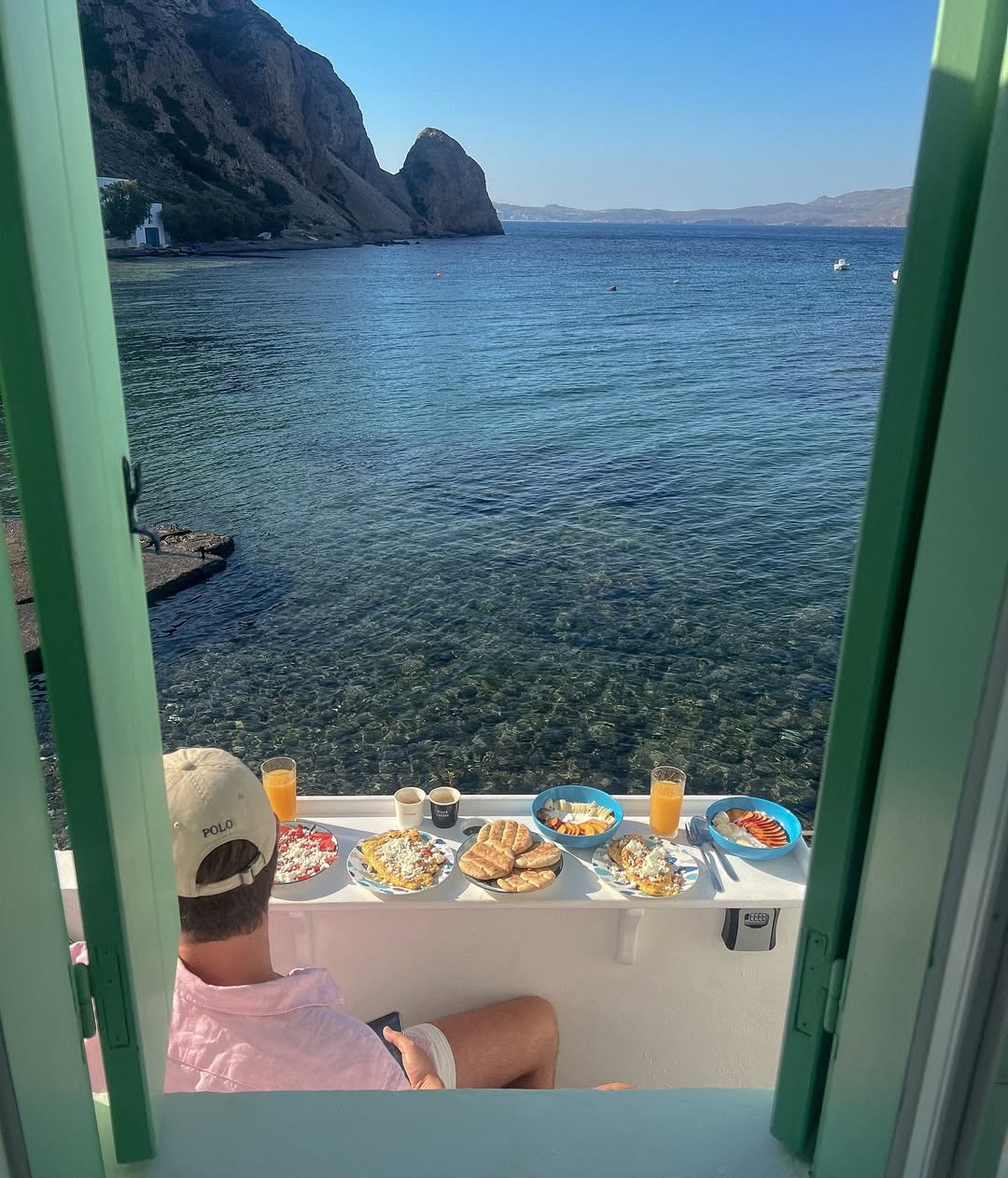 Razgled iz grške hiške na otoku Milos