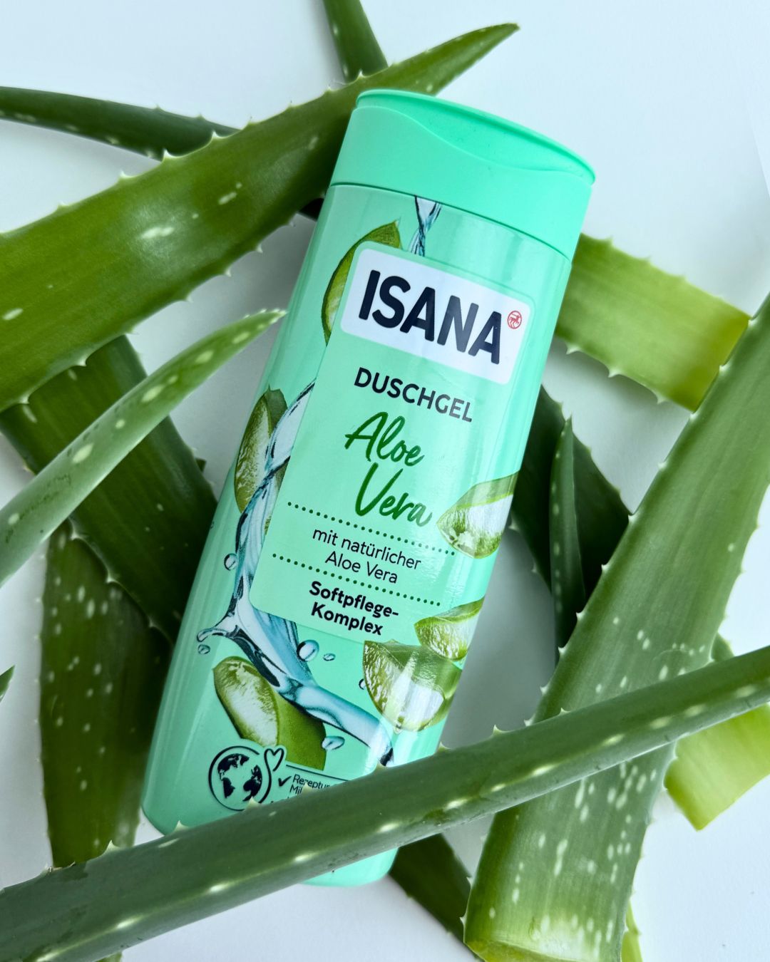 Gel za tuširanje iSana, razrezani listi aloe vera