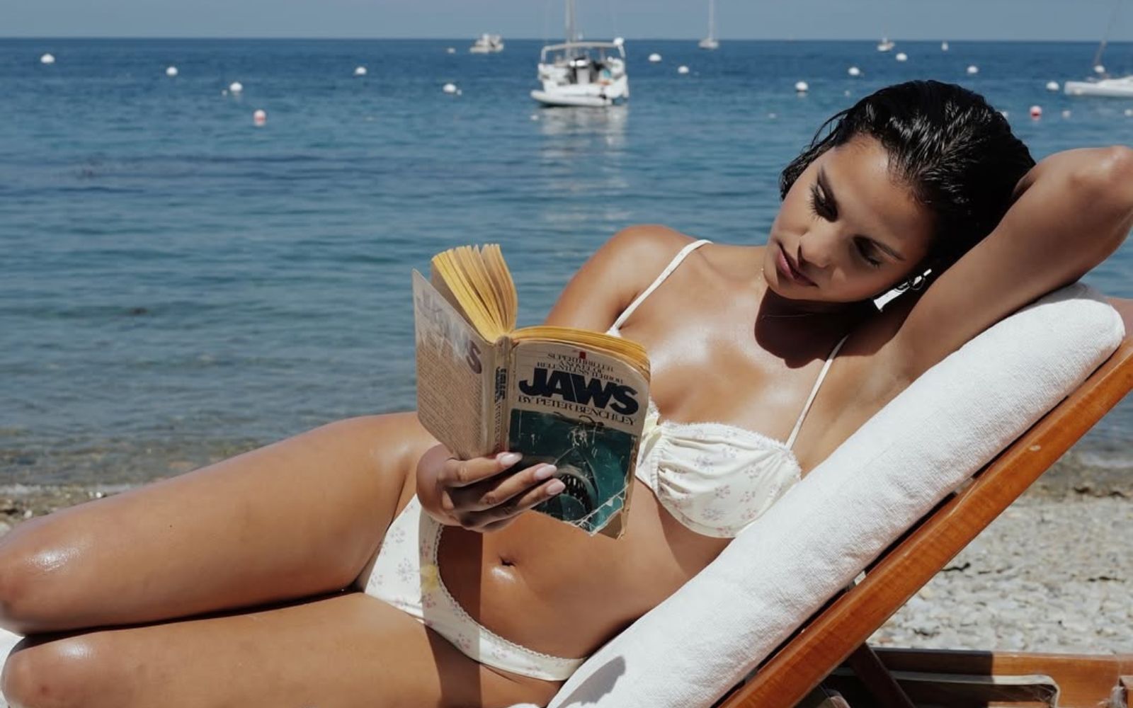 7 najbolj vročih knjig za na plažo, ki jih ne boste mogli odložiti