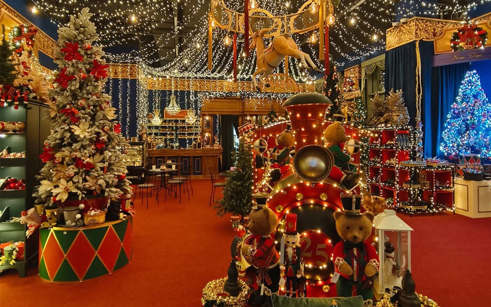 Kavarna v Beogradu, kjer je celo leto december, je videti kot iz filma