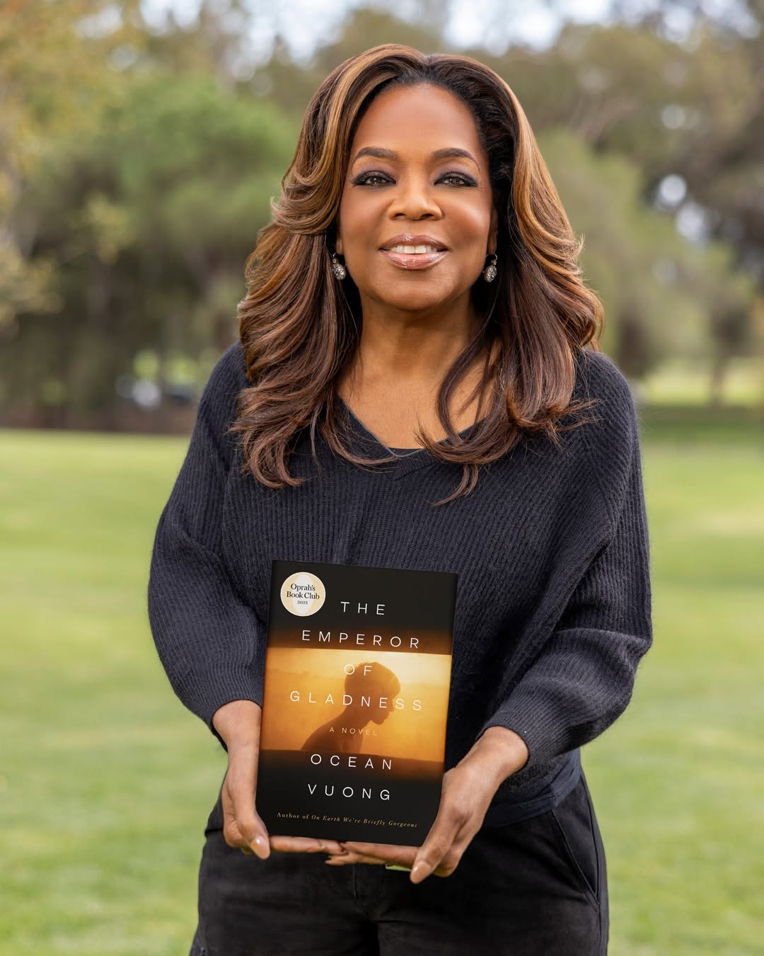 Oprah Winfrey v svojih rokah drži knjigo