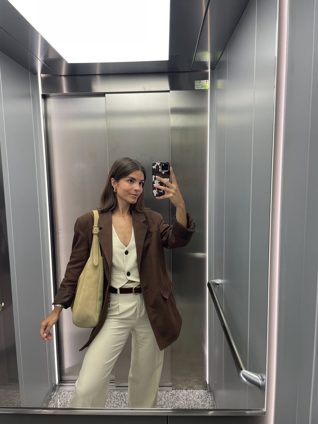 ženska dela selfi v zrcalu dvigala