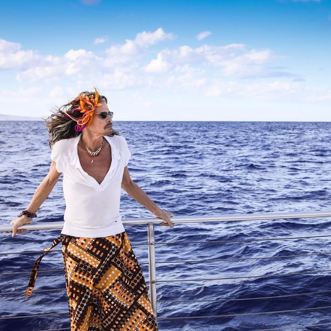 Steven Tyler na krovu ladje z rožo v laseh