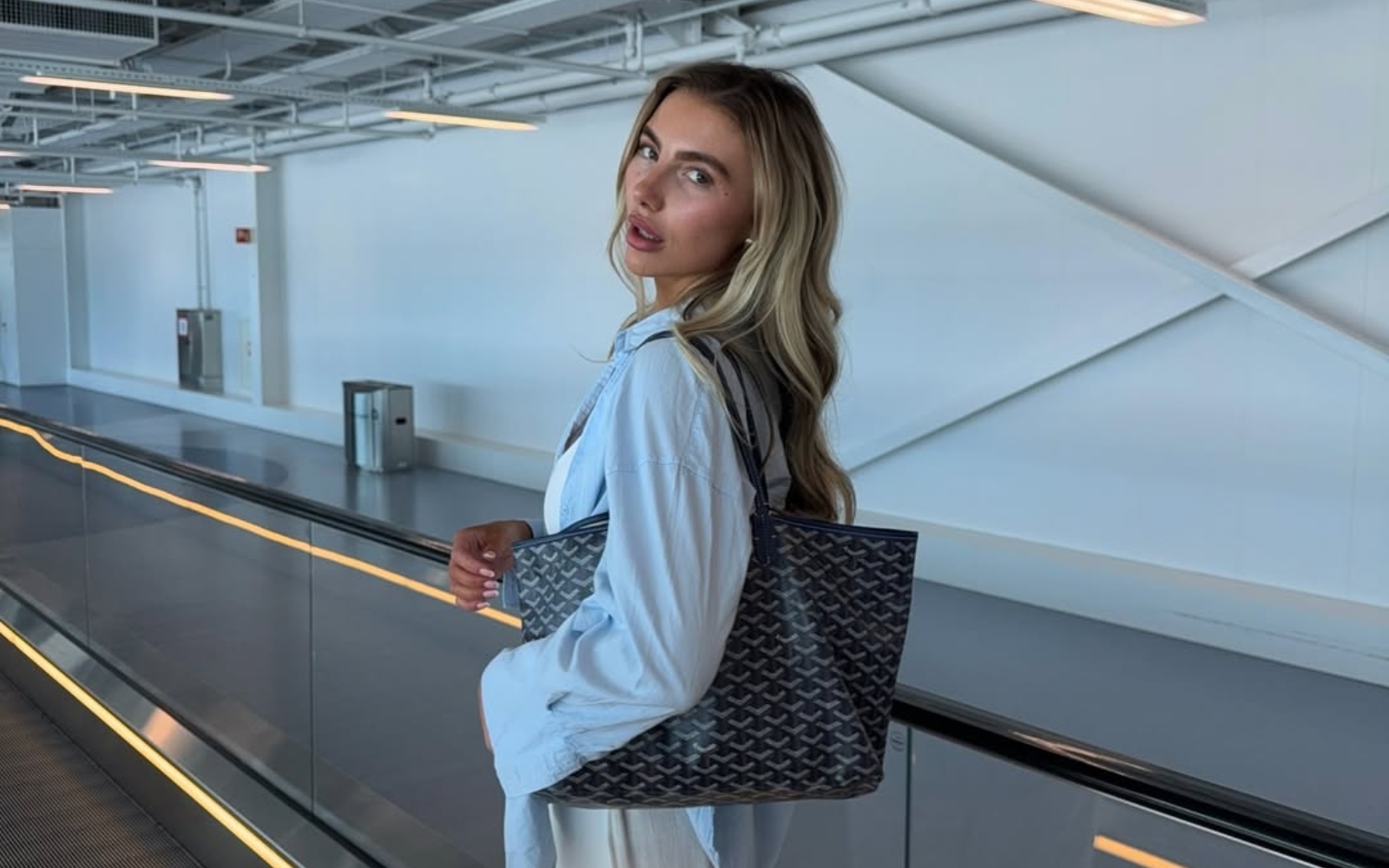 Želite izgledati šik na letališču? To je 5 popolnih outfitov za na potovanje