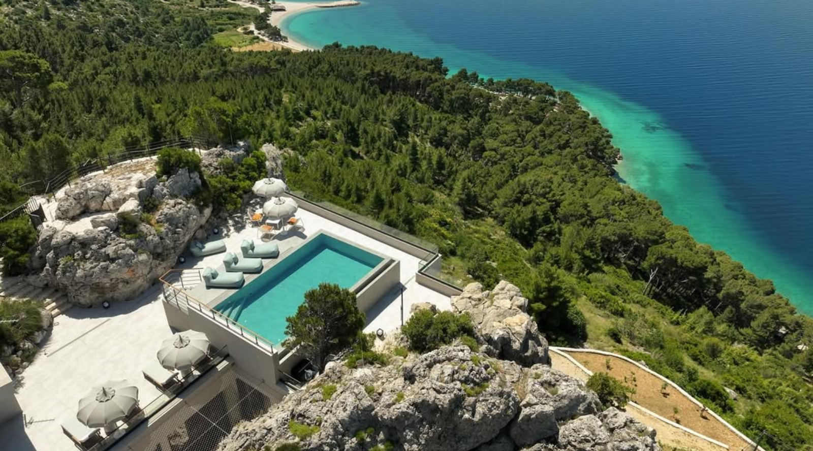 Čudovita vila na vrhu skale, kjer lahko preživite luksuzni dopust