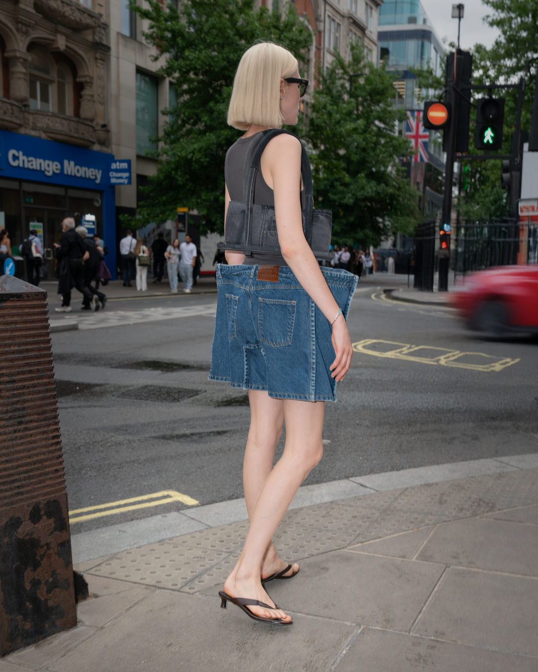 ženska v jeans kratkih hlačah modre barve na ulicah Londona