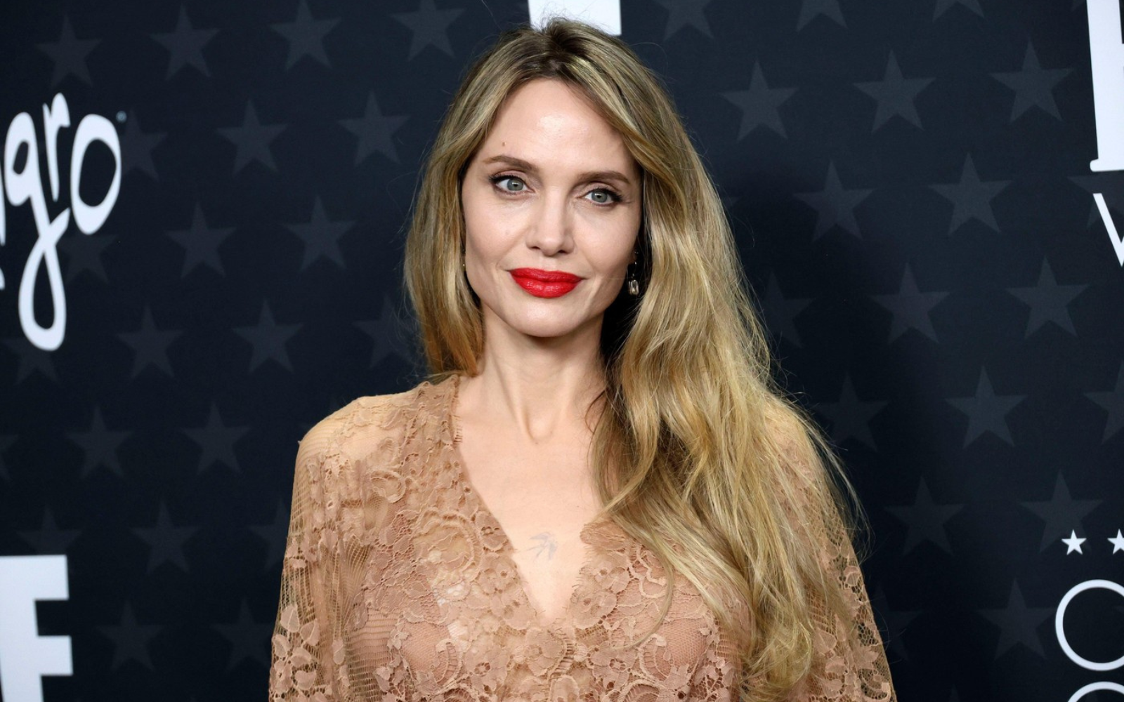 Angelina Jolie v vlogi, ki odseva njeno lastno življenjsko izkušnjo