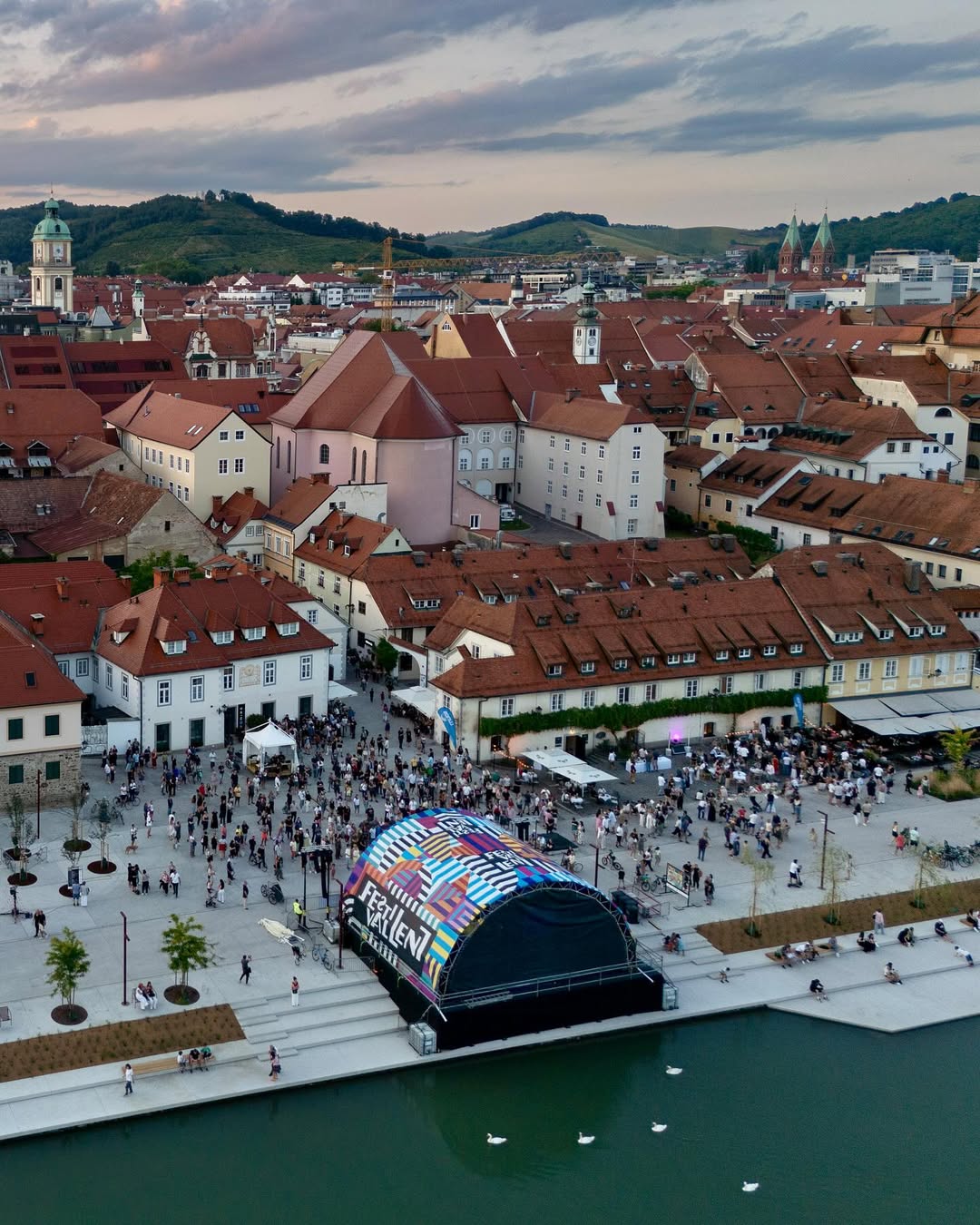 slovensko mesto s svojo specifično arhitekturo
