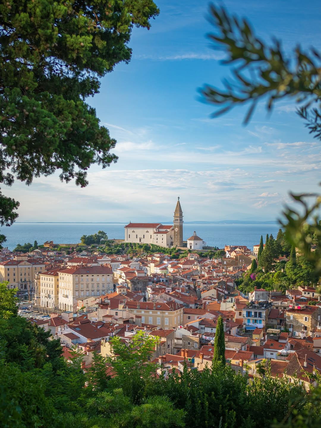 slovensko mesto s svojo specifično arhitekturo