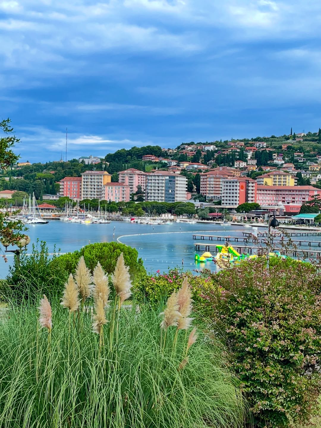 slovensko mesto s svojo specifično arhitekturo