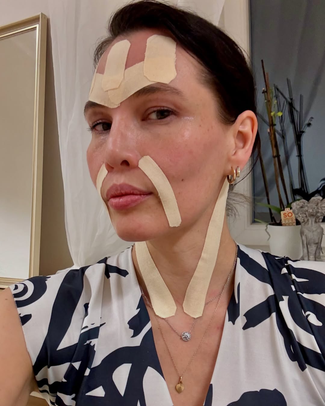 ženska s tehniko face tapinga
