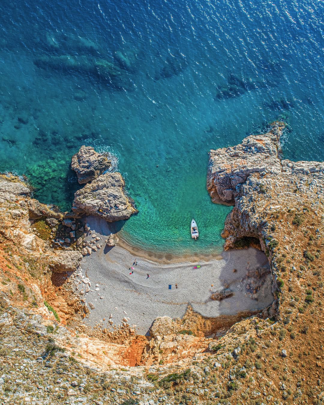 plaža v črni gori s sinje modrim morjem