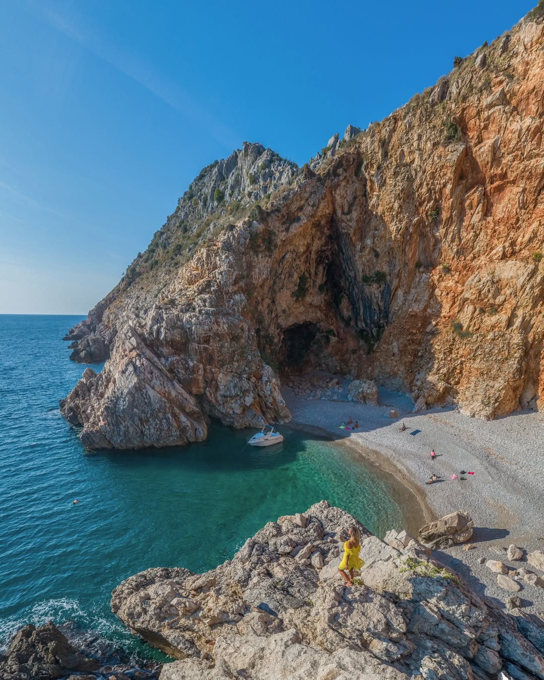 plaža v črni gori s sinje modrim morjem