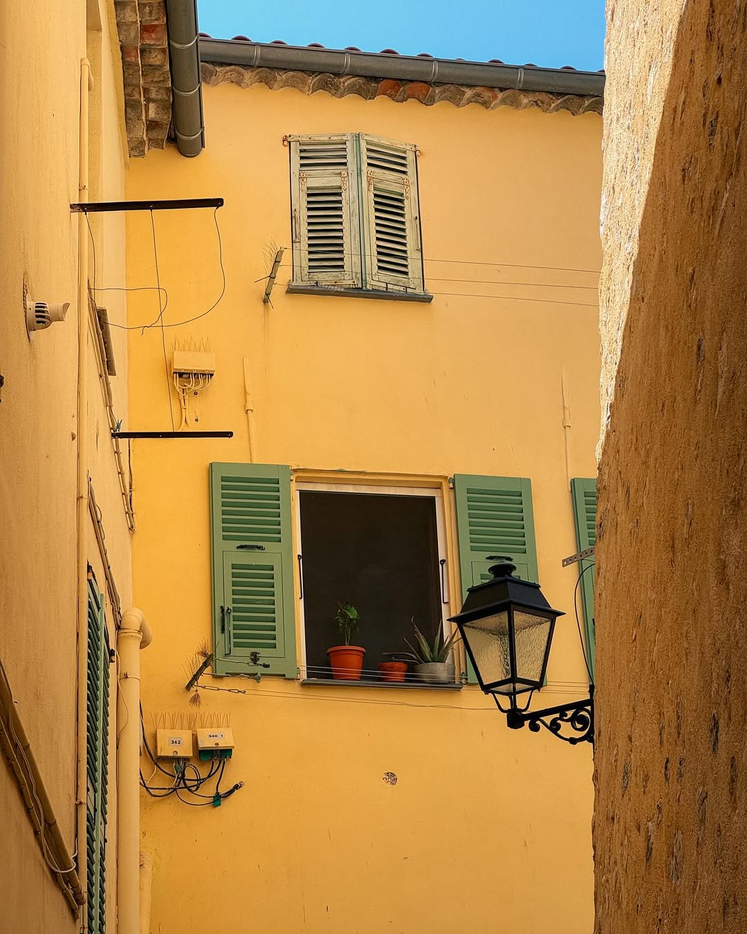 detajl barvitega mesta Menton na jugu Francije
