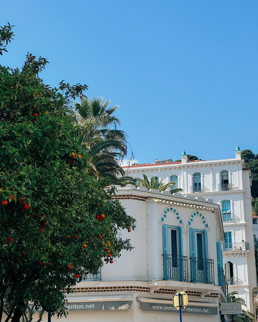 detajl barvitega mesta Menton na jugu Francije