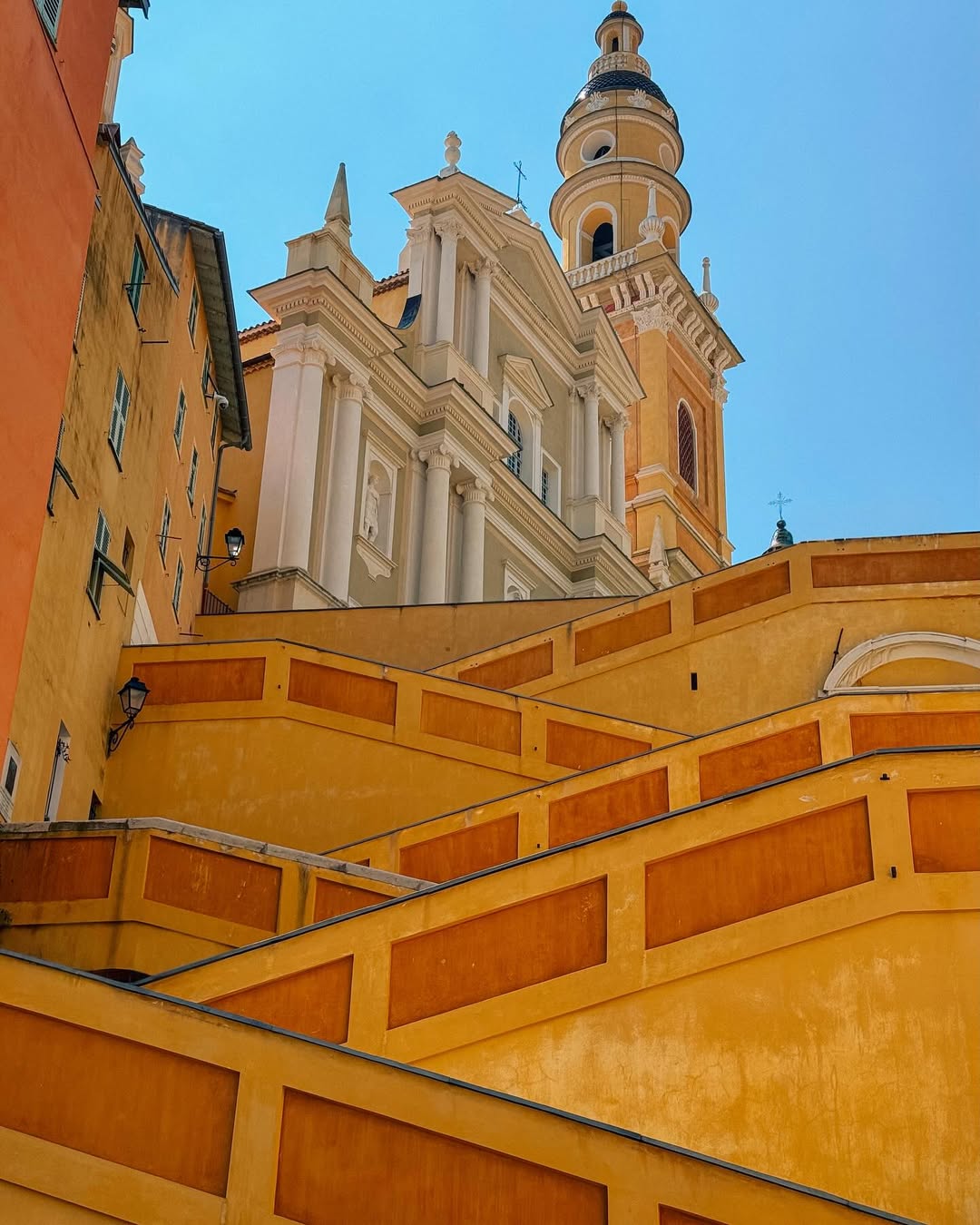 detajl barvitega mesta Menton na jugu Francije