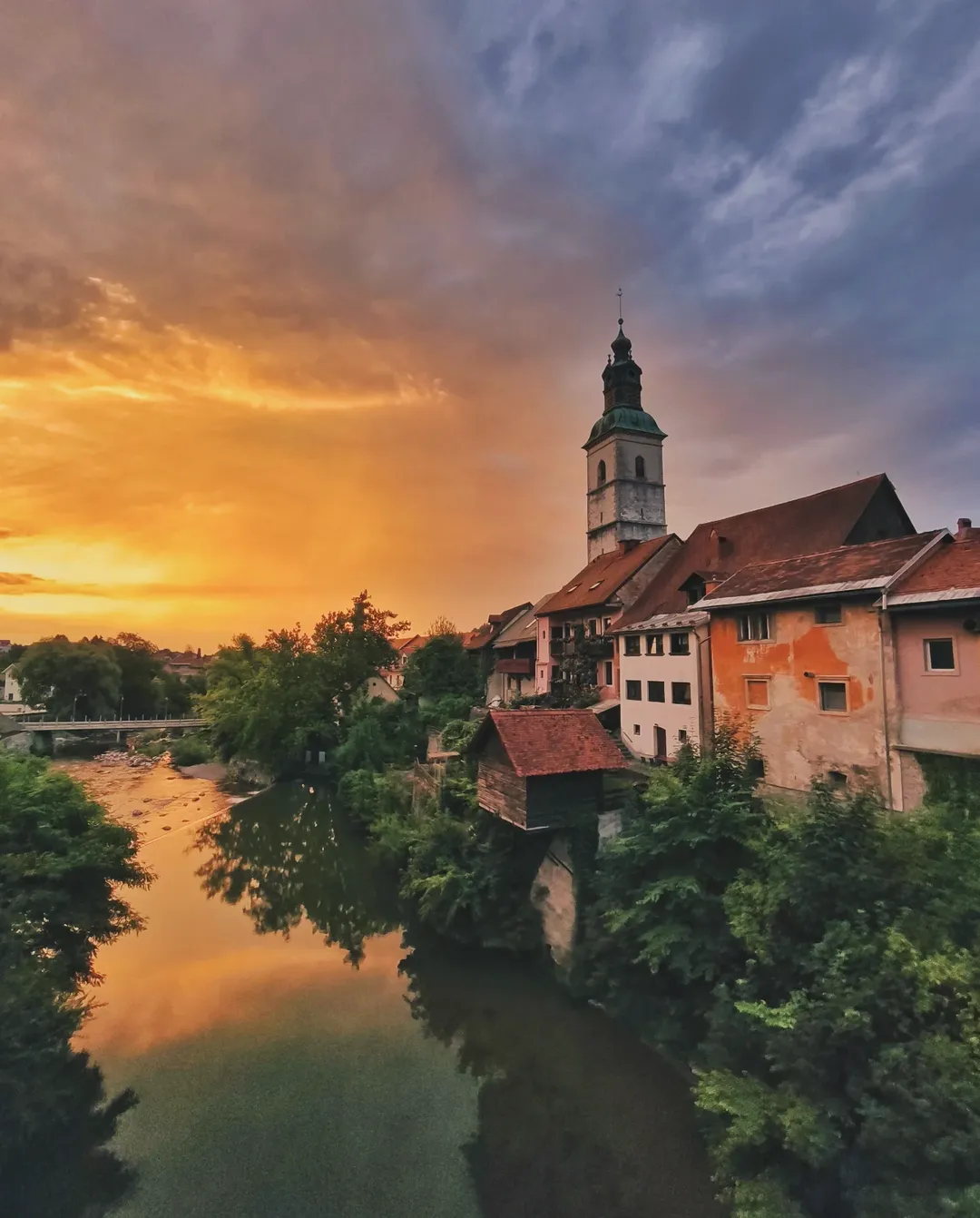 slovensko mesto s svojo specifično arhitekturo