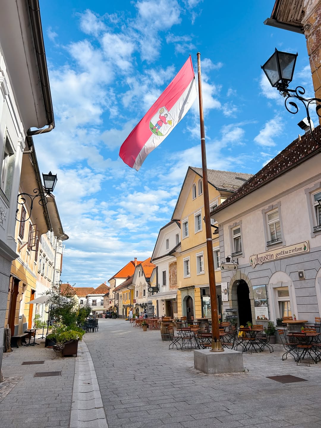 slovensko mesto s svojo specifično arhitekturo