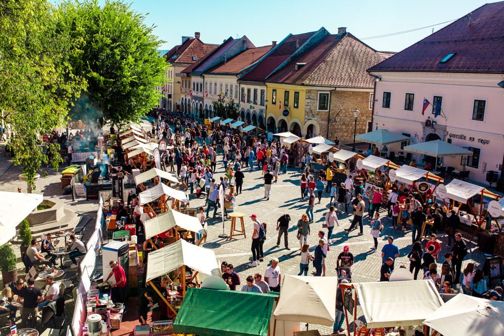 slovensko mesto s svojo specifično arhitekturo