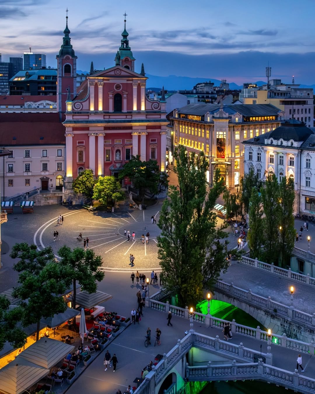 slovensko mesto s svojo specifično arhitekturo